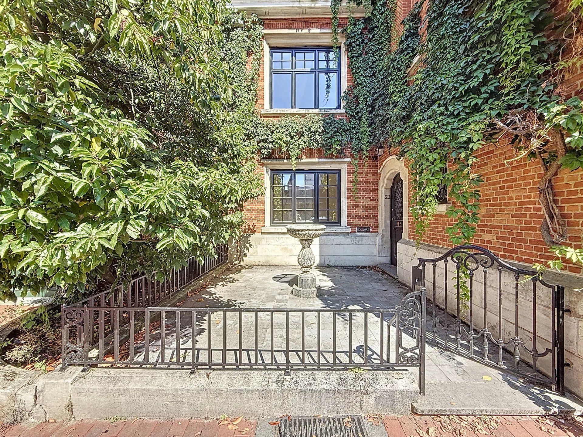 Facing the Abbey of La Cambre – Exceptional Townhouse with Renovation Project