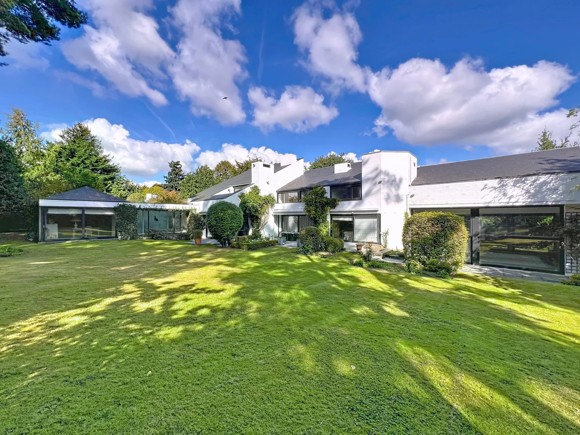 Uccle - Sublime villa Corbiau sur un beau terrain arboré
