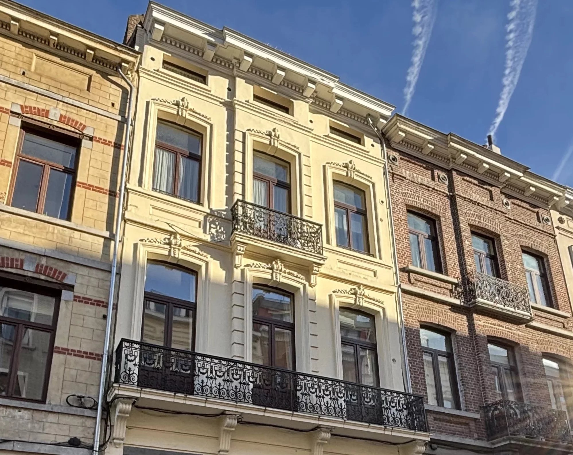 SOUS OFFRE - Grande et élégante maison Bruxelloise avec maison arrière